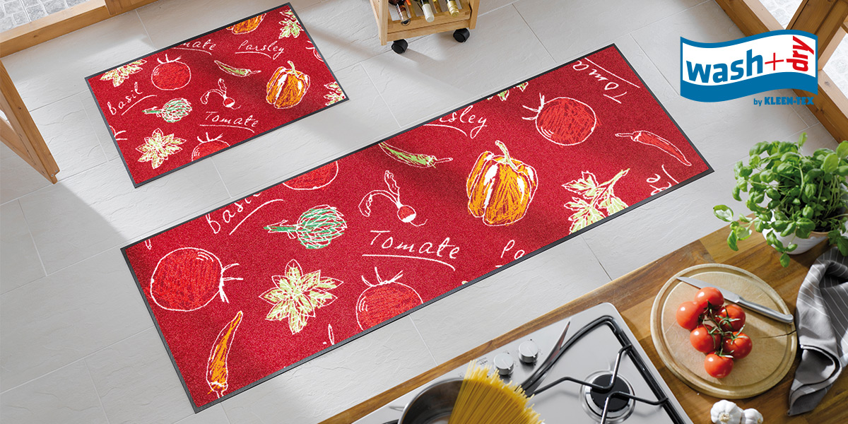 wash+dry Design mat in red with vegetables in kitchen