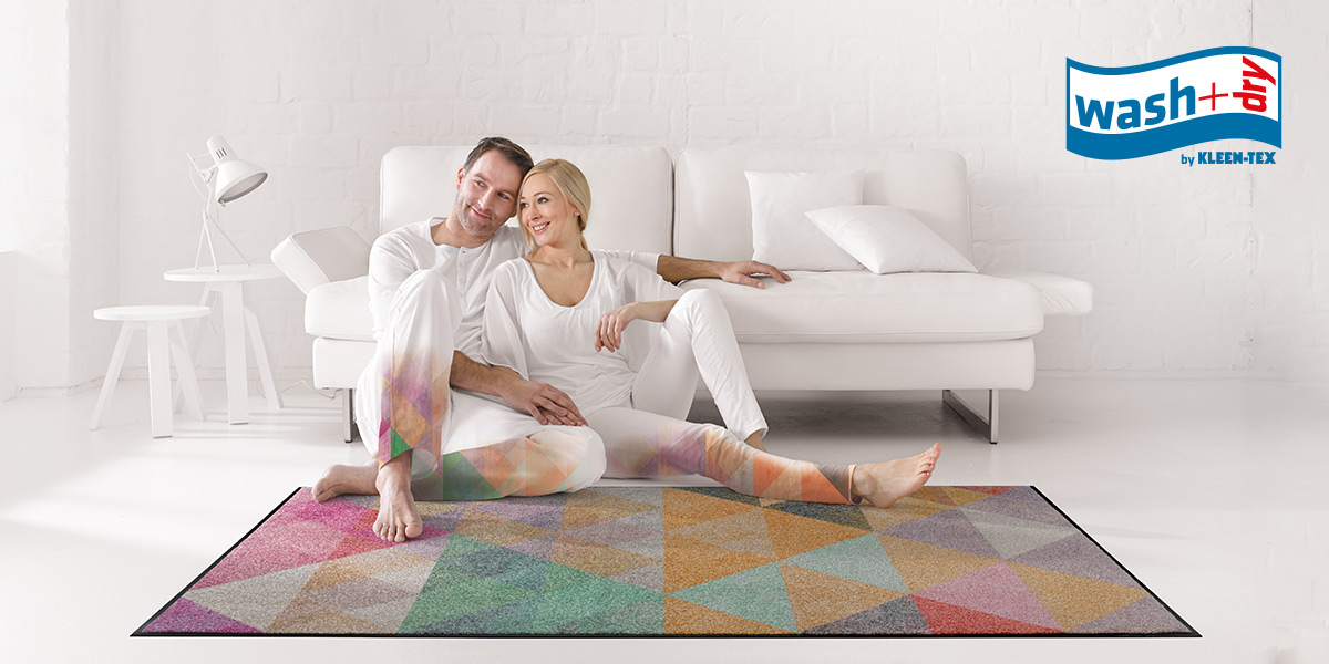 wash+dry Design mat with couple in front of sofa