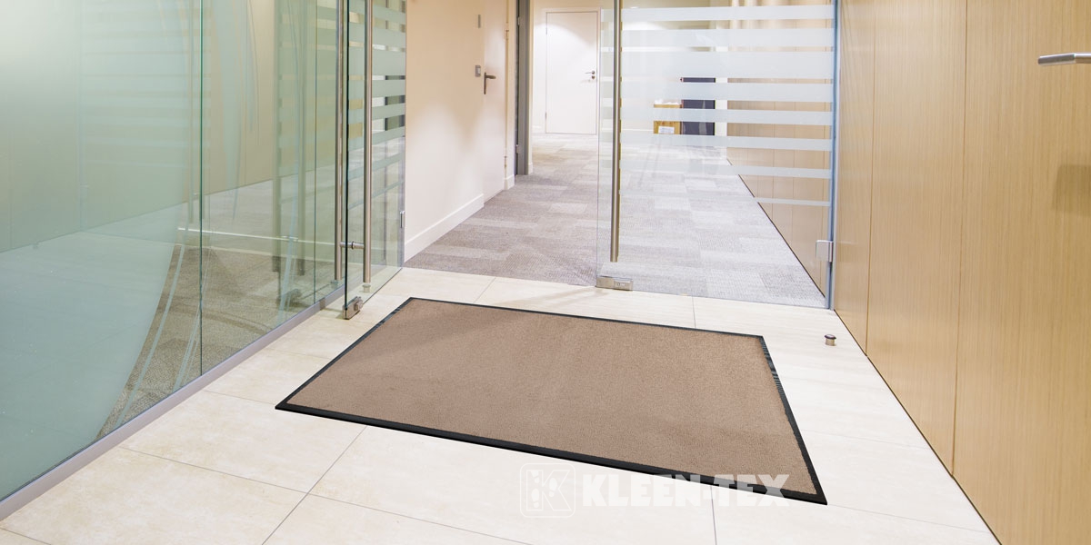 Monotone mat in front of glass doors